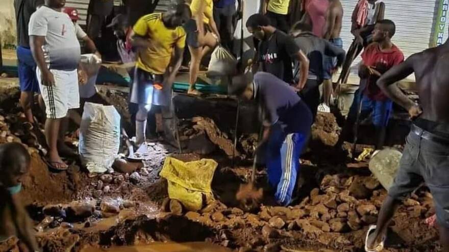Video: ¿Oro en las calles de Medellín? Habitantes buscaron en una vía en reparación