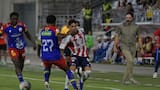 Jonathan Risueño pateó una botella a la tribuna, discutió con Pazo y “lanzó escupitajo”