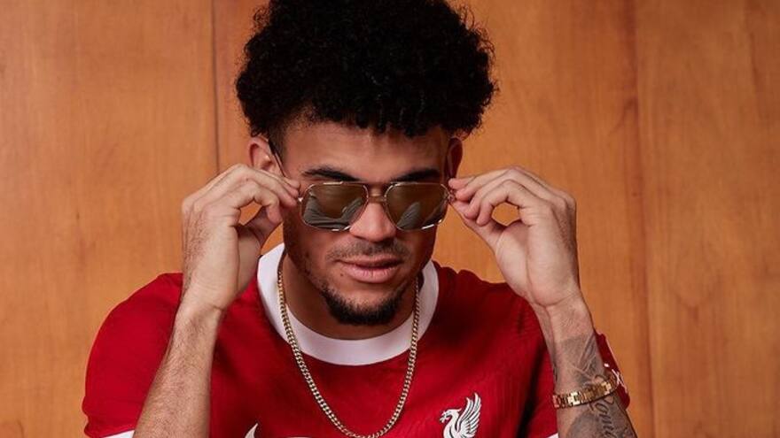 Luis Díaz protagonizó presentación de la nueva camiseta del Liverpool