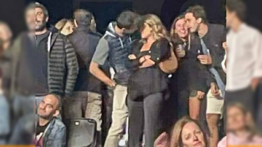 En video: Piqué y su nueva novia son captados en público dándose un beso