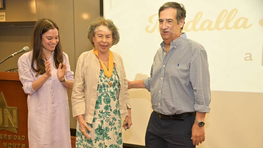 Tita Cepeda recibió la Medalla Roble Amarillo por salvaguardar la cultura