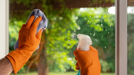 Conozca para qué sirve rociar las ventanas de la casa con vinagre blanco