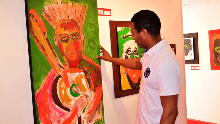 Exboxeador hace arte con sus viejos guantes