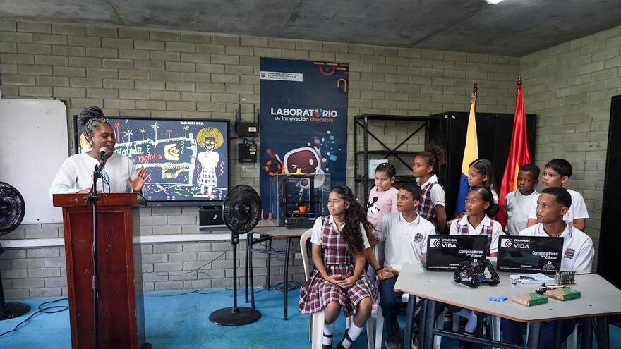 Entregan aula digital y dotación de libros a la Institución Educativa Jorge Artel de Cartagena