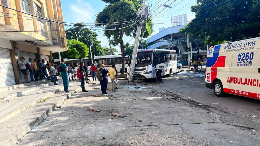 Choque entre Transmetro y buseta de Trasalianco en la carrera 46