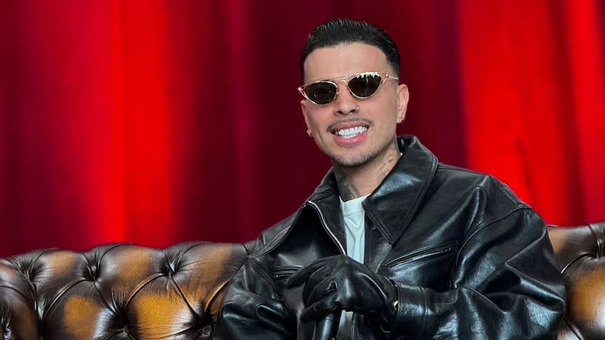Rauw Alejandro lanza el video musical ‘Besito en la Frente’ grabado con el iPhone 17 Pro