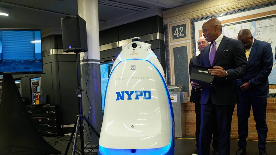 Robot policía patrullará la estación de metro de Times Square
