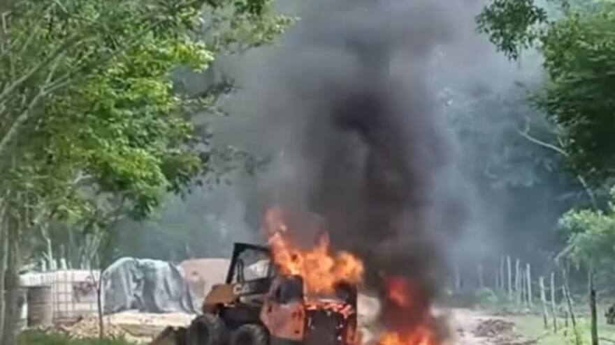 Hombres encapuchados quemaron maquinaria amarilla en Chinú