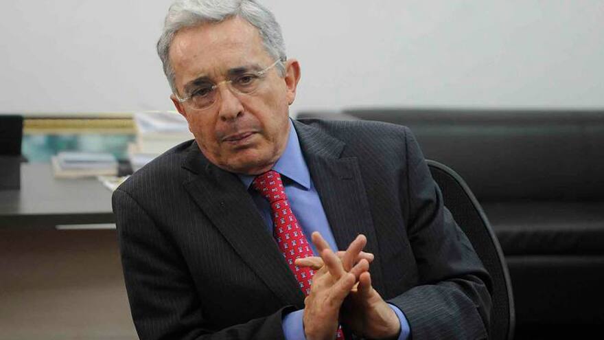 Expresidente Uribe rechaza que fondos por venta de acciones de Tigo-Une vayan al Plan de Desarrollo de Fico Gutiérrez