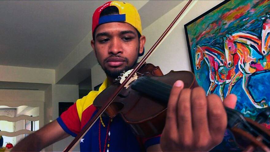 Wuilly, el violinista de las marchas, lamenta que la calle se haya apagado
