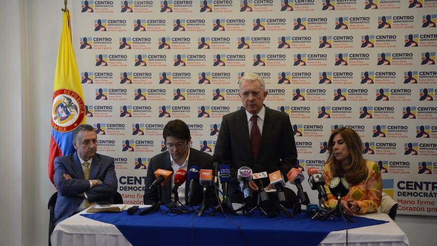 Álvaro Uribe dice que 'se debe acompañar a Petro en la compra de tierras'