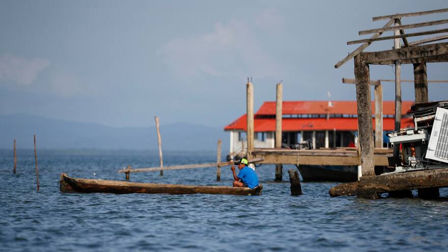 Panamá comienza el traslado de un pueblo indígena desde una isla por la crisis climática