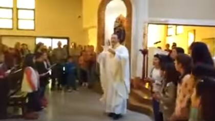 La versión cristiana de ‘Despacito’ cantada por un sacerdote en Córdoba, Argentina