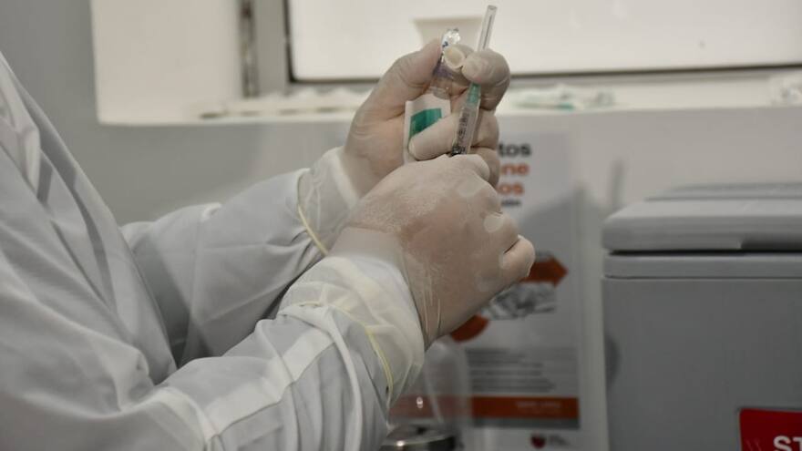 Jóvenes se visten como abuelas para vacunarse contra la covid