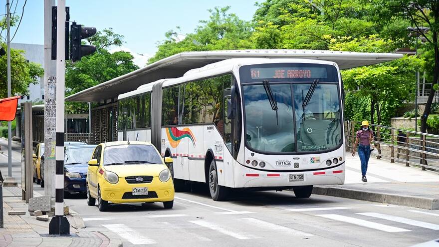Nuevas fallas técnicas en buses de Transmetro: dos alimentadores varados