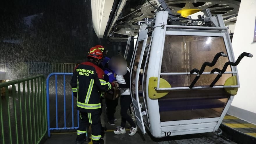 Rayo detiene el Teleférico de Quito y deja 12 personas atrapadas