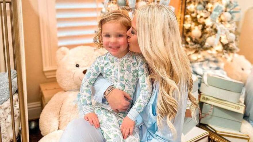 La influencer Laura Meritt Walker reveló que su hijo de tres años murió tras un accidente