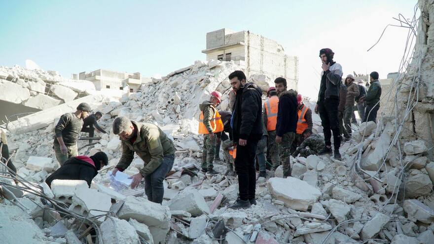 Derrumbe de edificio dejó 18 muertos en Siria