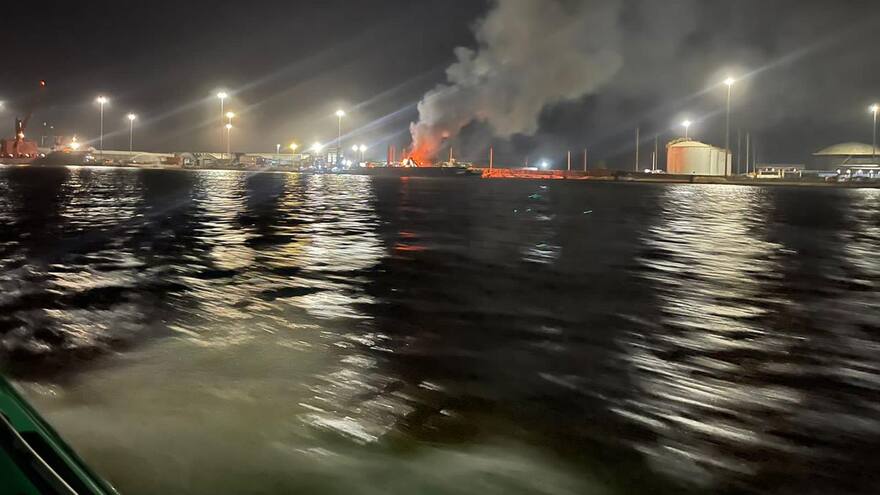 Investigan incendio de barcaza en muelle de la Sociedad Portuaria Palermo