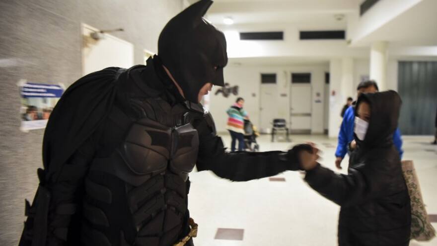 El ‘profe’ Batman que alivia niños en Argentina