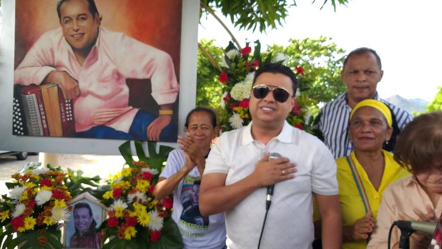 10 años de la muerte de Diomedes Díaz: homenaje de hijos y fanáticos en su tumba