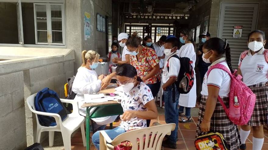 Aceleran la vacunación contra covid en instituciones educativas de Sucre