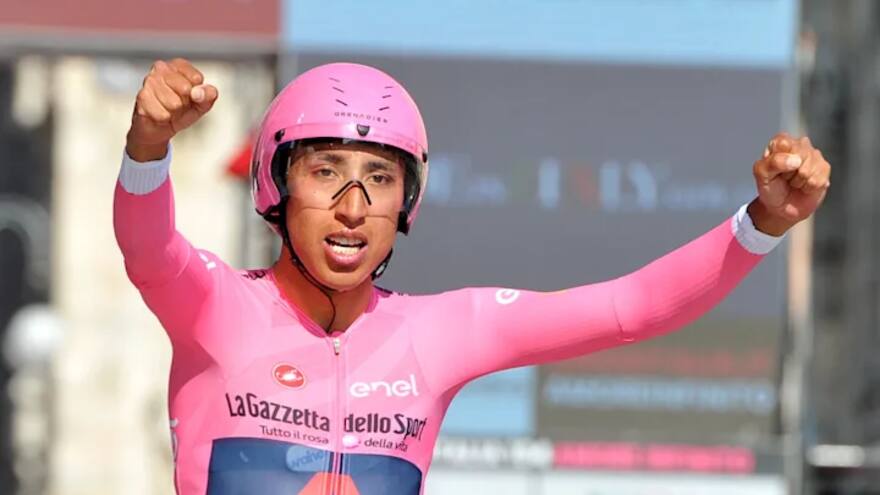 Egan Bernal es operado con éxito de su rodilla derecha en Bogotá