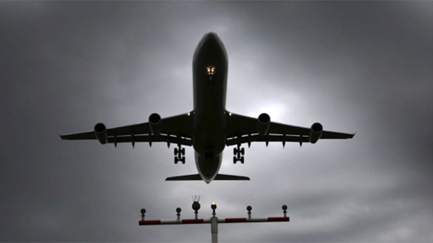 Desvían un vuelo en EE. UU.  después que un hombre apuñalara con un tenedor a dos menores