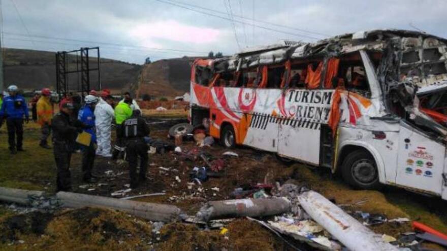 Cinco muertos y 23 heridos deja accidente de bus en Ecuador