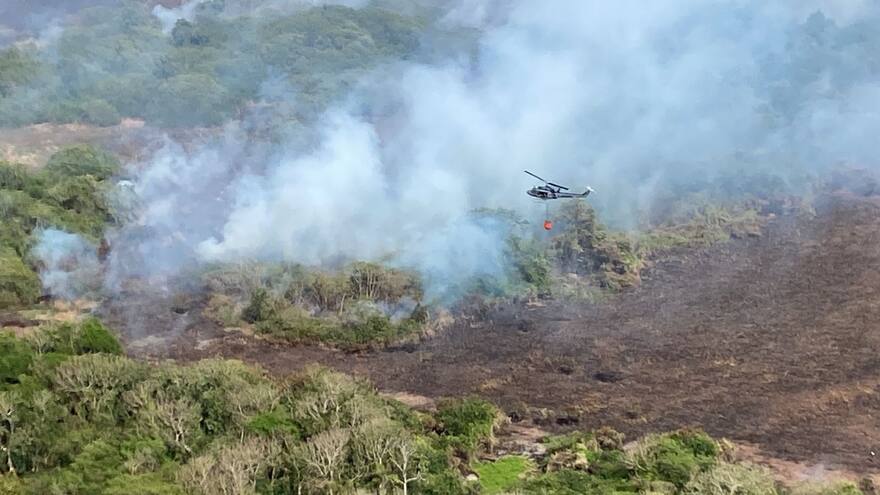 El bambi bucket descarga agua sobre Salamanca para controlar el incendio