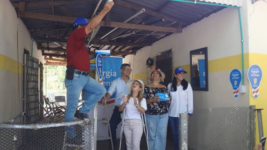 80 familias en la Vereda de las Vacas cuentan por primera vez con energía