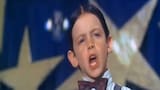 Bug Hall, el actor de Alfalfa en “Pequeños traviesos”, hizo un voto de pobreza y vive con su familia en un bosque: así se ve
