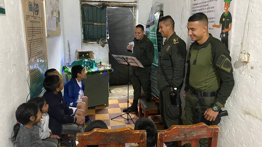 Policía del Jambaló, en Cauca, realiza novenas junto a niños e indígenas