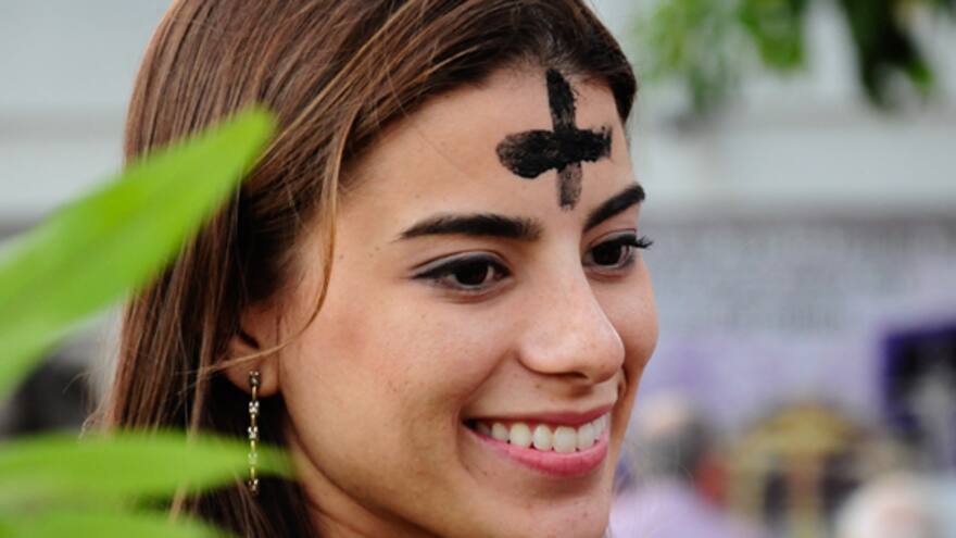 Reyes del Carnaval 2015 cambian la corona por la cruz de ceniza