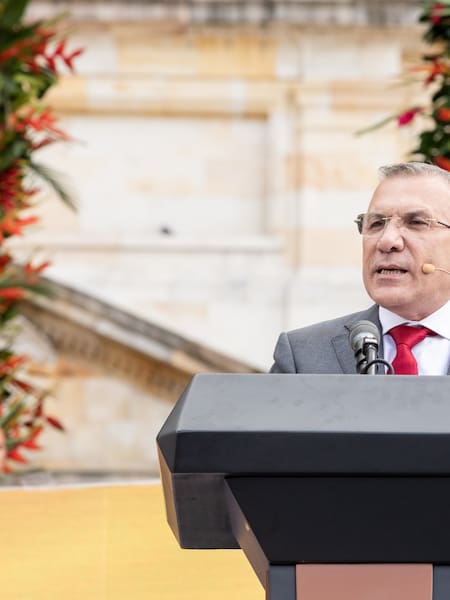 Roy Barreras, el médico que fue negociador de paz y ahora está en la carrera por la Presidencia