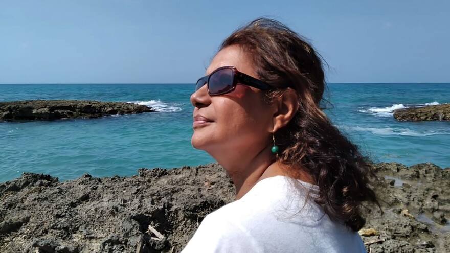 Yenis Navarro y su poemario ‘Al lado este de mis memorias’