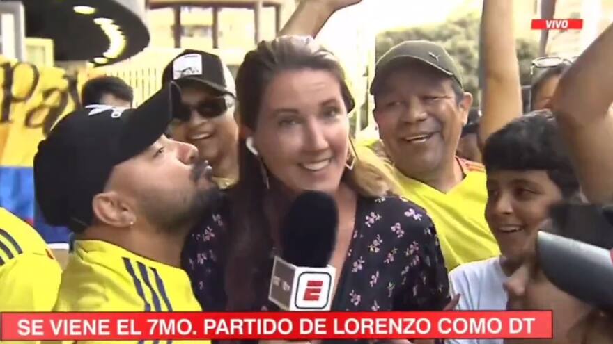 Hincha colombiano acosó a periodista española durante transmisión de tv