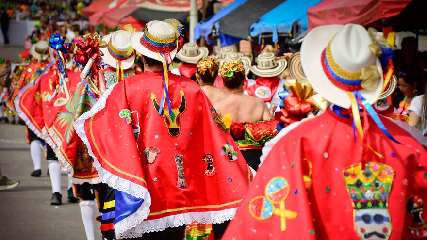 Ancestralidad y fantasía regresan a la calle 84 con su tradicional desfile