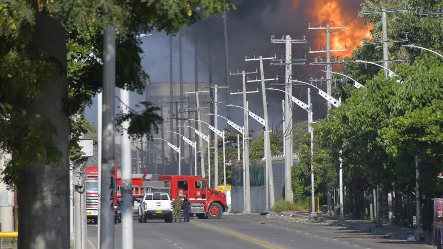 Nueva maniobra para contener llamas en el segundo tanque