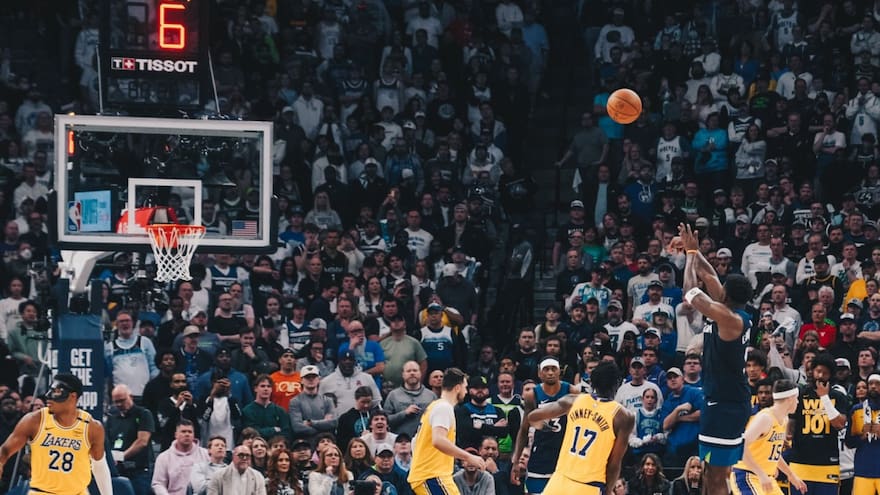 Los Timberwolves se van arriba ante los Lakers, que tuvieron a un Doncic enfermo