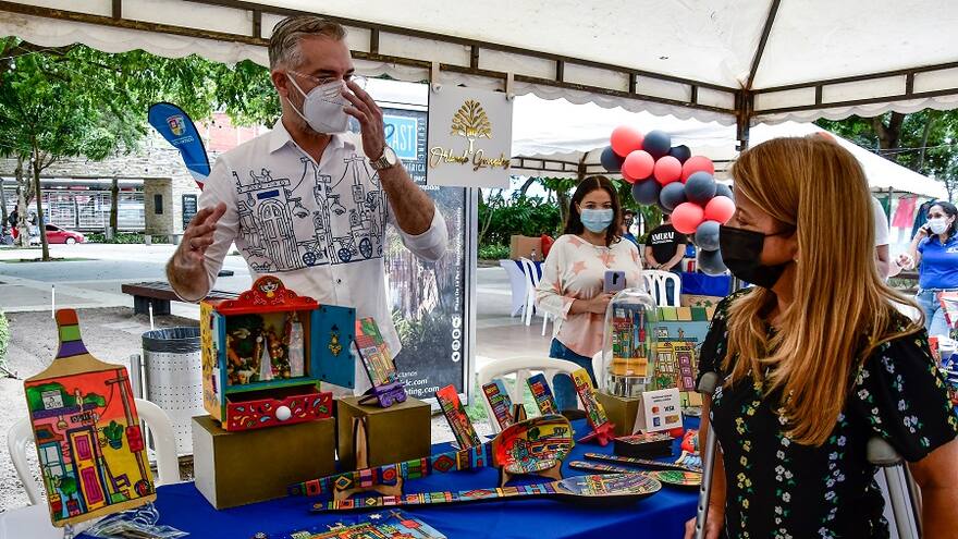 La gobernadora asistió al primer día de la Feria Diversa del Atlco.