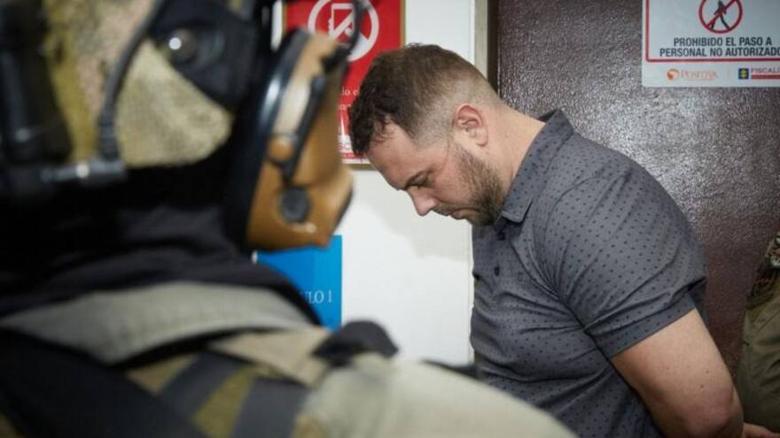 Trasladan a una clínica a John Poulos por crisis de ansiedad