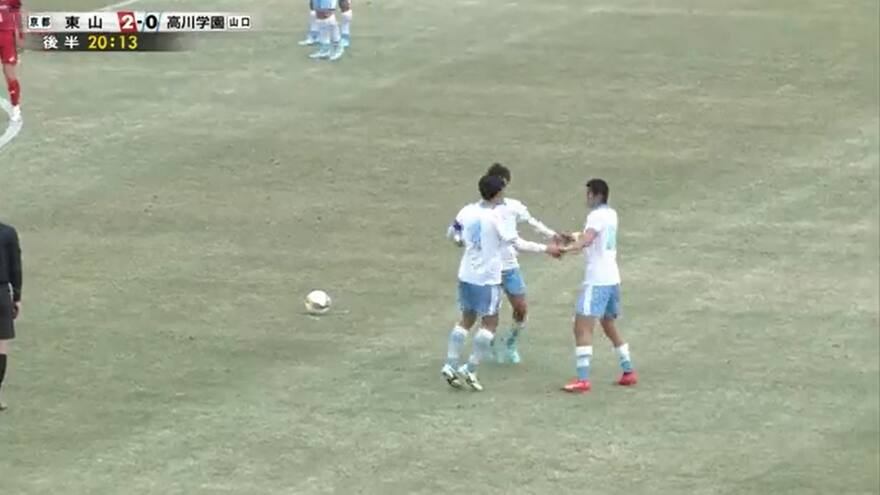 Video: Jugada de laboratorio en el fútbol de Japón ganó todo tipo de burlas por lo extraña
