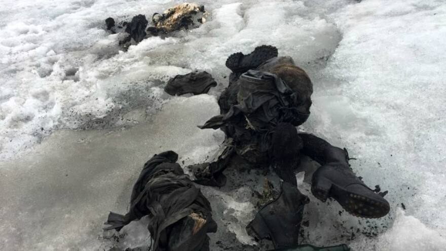 Hallan pareja momificada en un glaciar suizo, 75 años después de su desaparición