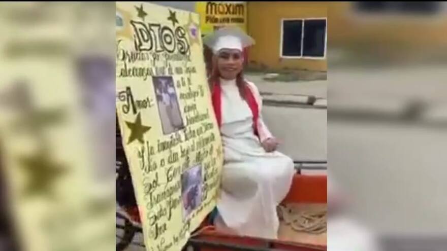 Mujer llegó a su ceremonia de grado a bordo de una carretilla en Montería