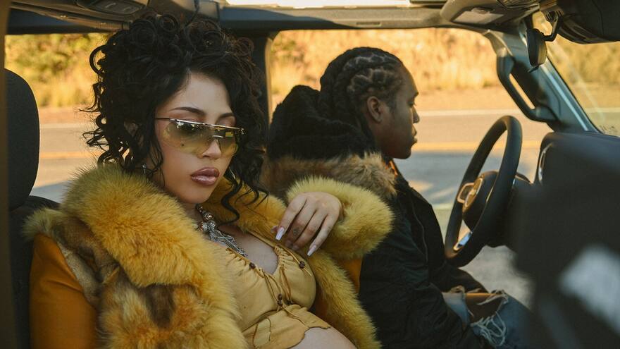 Con tierno video la cantante Kali Uchis anuncia que está embarazada