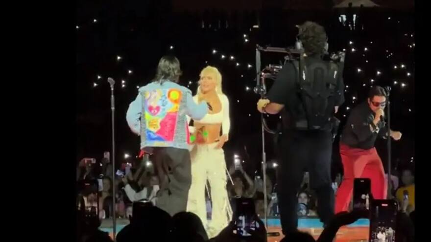 Karol G cantó a ritmo de salsa junto a Servando y Florentino en Venezuela