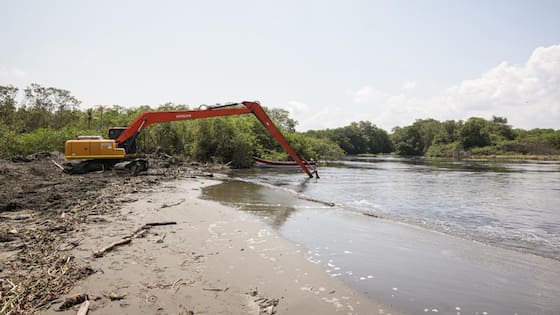 Con apertura de caños para que el agua fluya hacia el mar, enfrentan las inundaciones en Córdoba