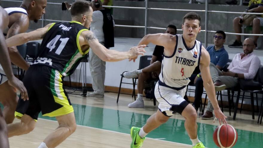 Titanes de Barranquilla derrotan 81-75 a los Búcaros de Bucaramanga en el Coliseo Elías Chegwin