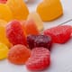Prepare unas divertidas y saludables gomitas caseras sin tanta azúcar